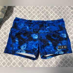 Fleo shorts size large